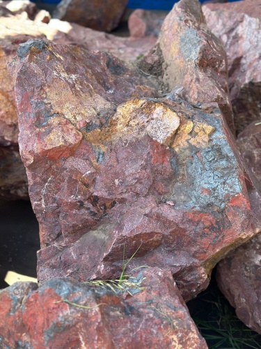 Камни для ландшафтного дизайна красно-фиолетовые 10-60 килограмм купить в Альметьевске