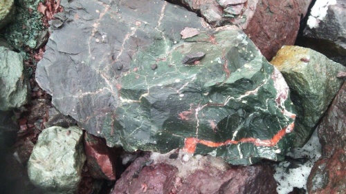 Гигантские зелёные валуны для ландшафтного дизайна весом более 5 тонн купить в Альметьевске