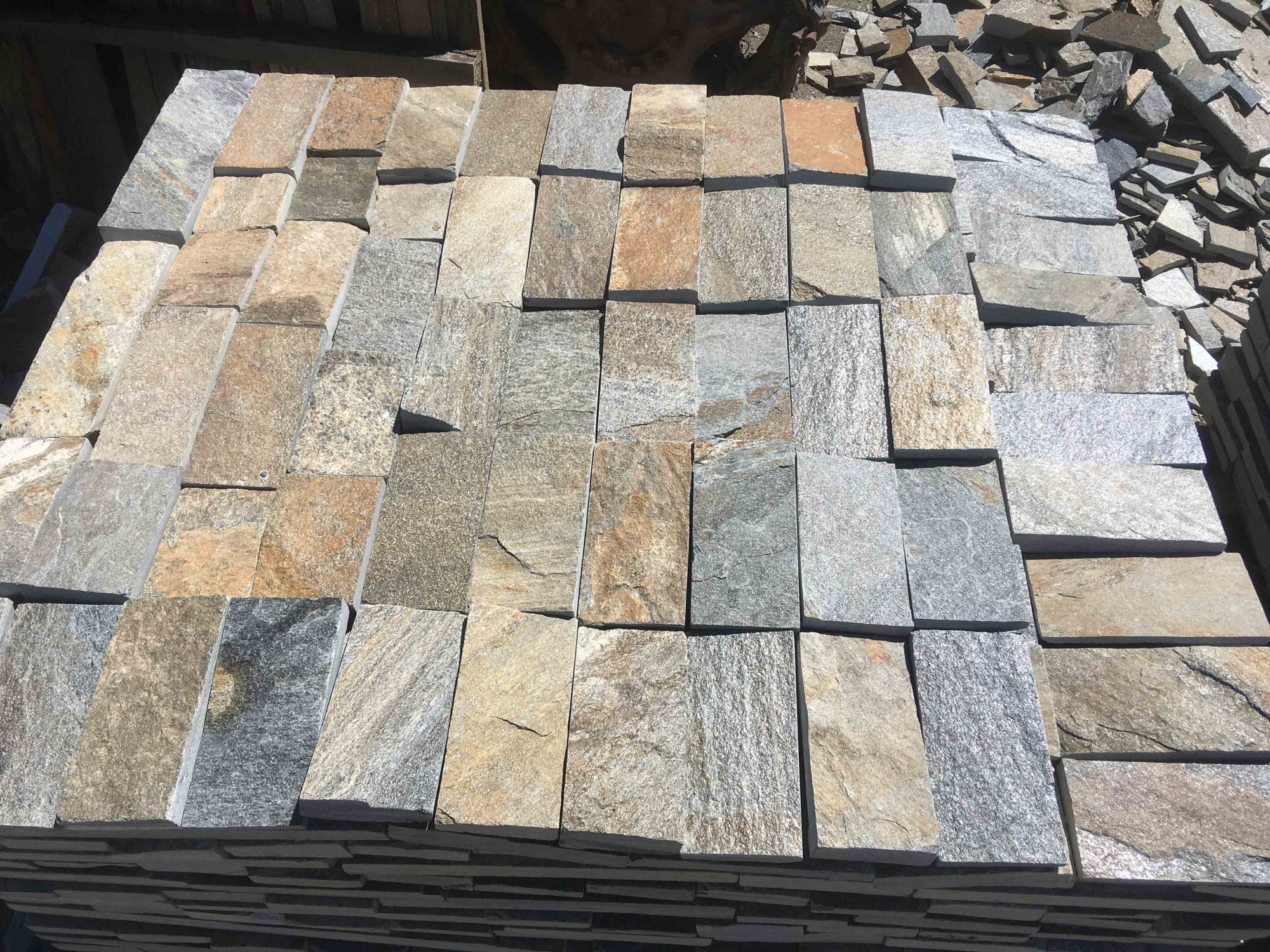 Плитка пилёная златолит Уральский для цоколя, отмостки купить в Альметьевске