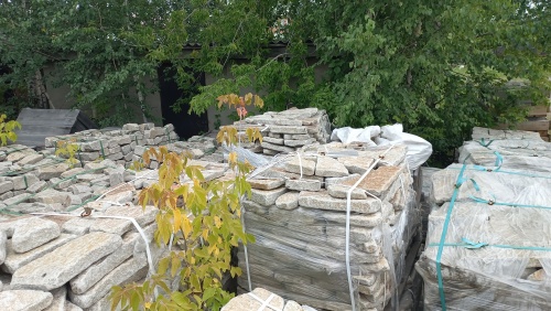 Плитняк галтованный гранитный для ландшафтного дизайна купить в Альметьевске