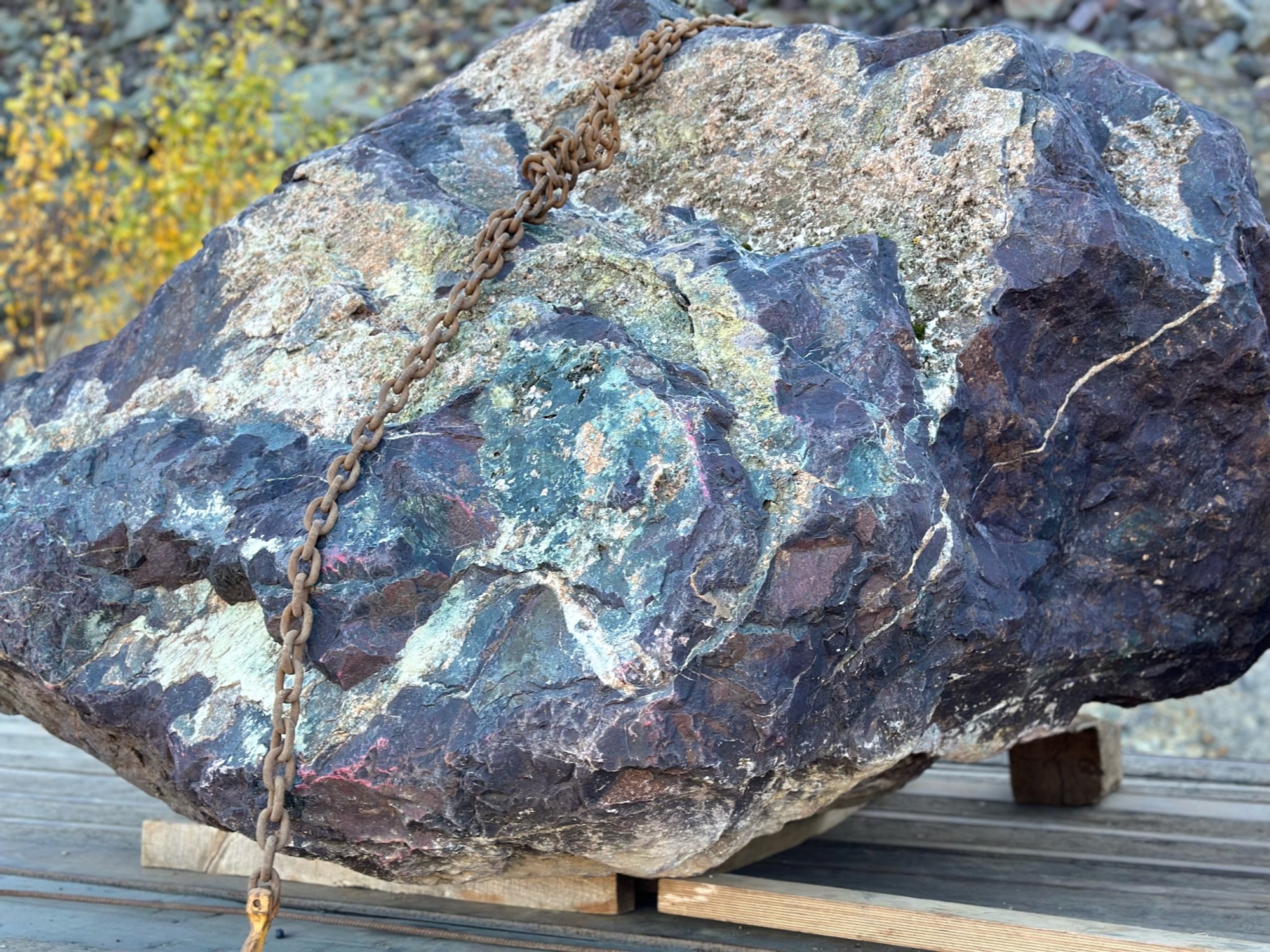 Огромные красно-фиолетовые валуны для ландшафтного дизайна весом более 5 тонн купить в Альметьевске