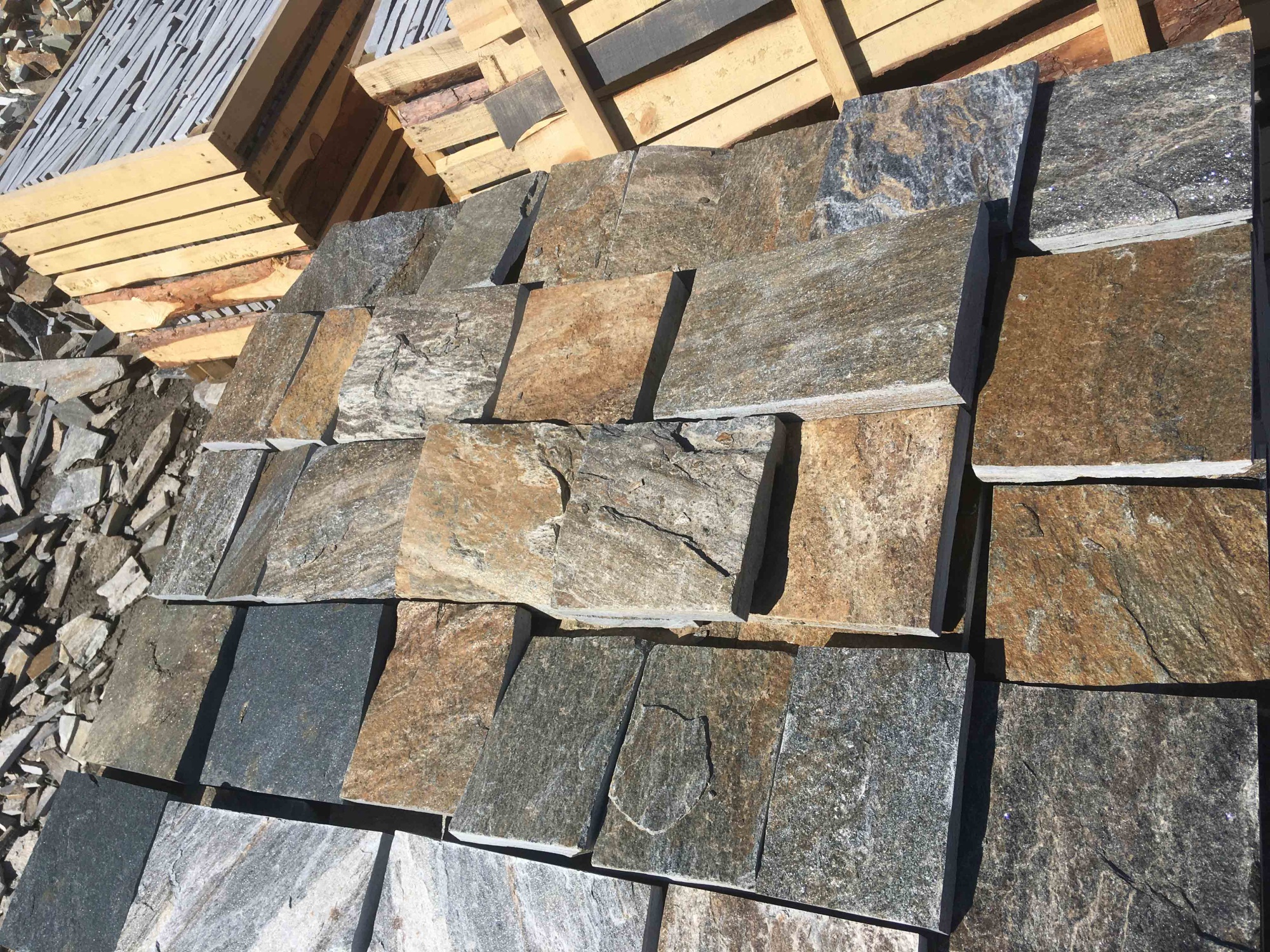 Плитка пилёная златолит Уральский для цоколя, отмостки купить в Альметьевске