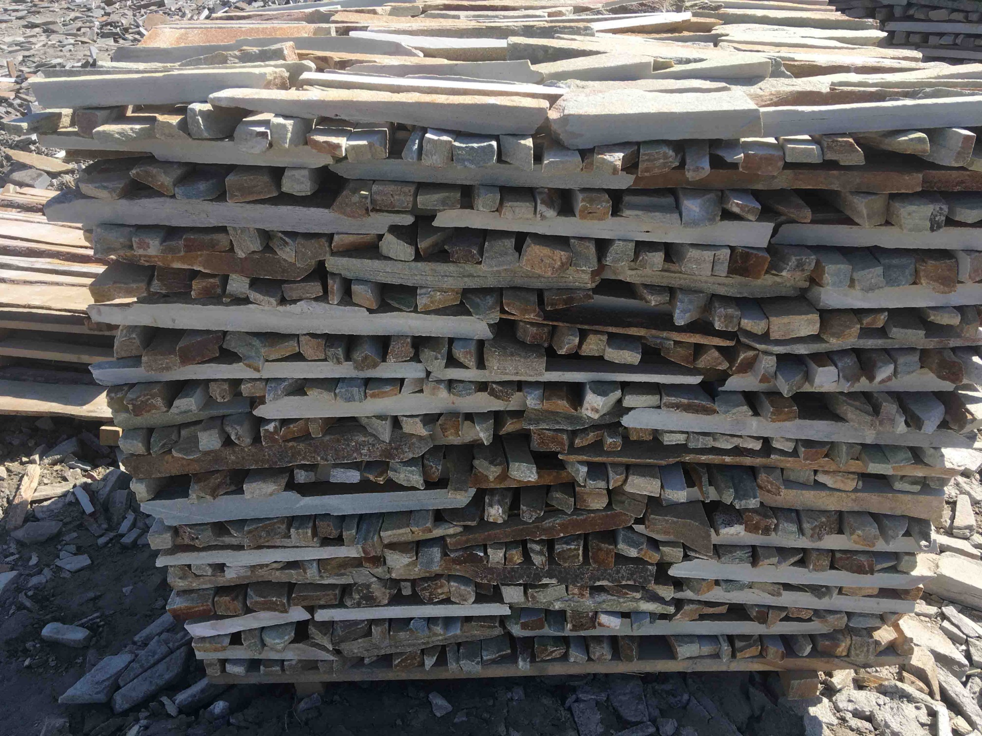 Горбушка златолит золотистый для облицовки купить в Альметьевске