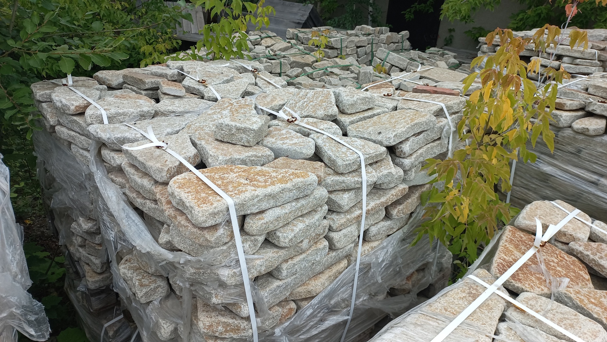 Плитняк галтованный гранитный для ландшафтного дизайна купить в Альметьевске