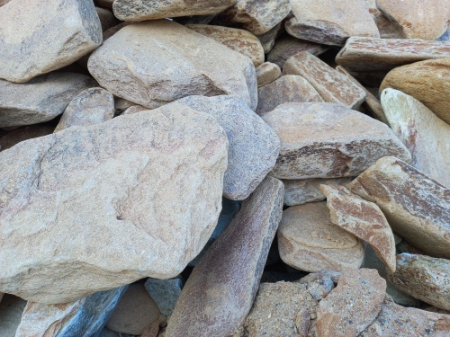 Златолит жёлтый, жёлто-зелёный глыбки и валуны для ланшафтного дизайна купить в Альметьевске