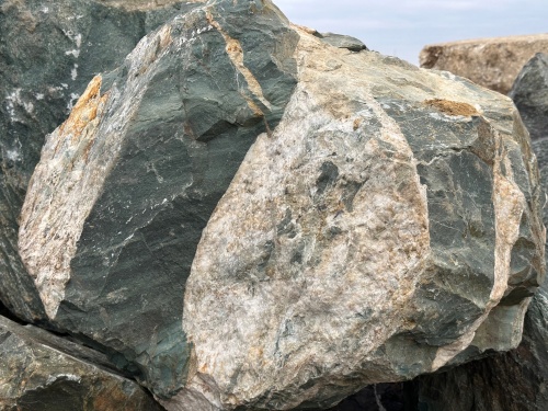 Гигантские зелёные валуны для ландшафтного дизайна весом более 5 тонн купить в Альметьевске