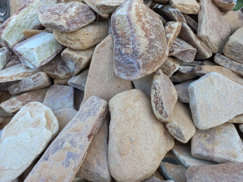 Златолит жёлтый, жёлто-зелёный глыбки и валуны для ланшафтного дизайна купить в Альметьевске