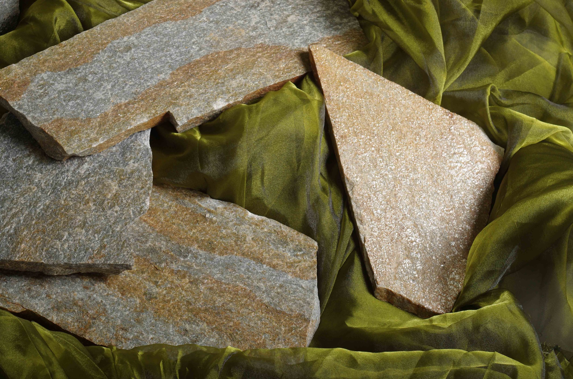 Плитняк златолит Уральский для цоколя, отмостки купить в Альметьевске