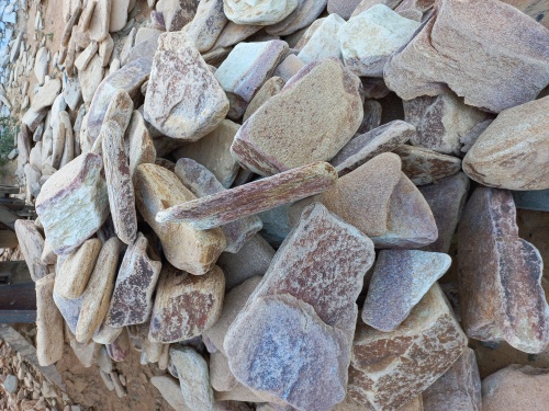 Златолит жёлтый, жёлто-зелёный глыбки и валуны для ланшафтного дизайна купить в Альметьевске