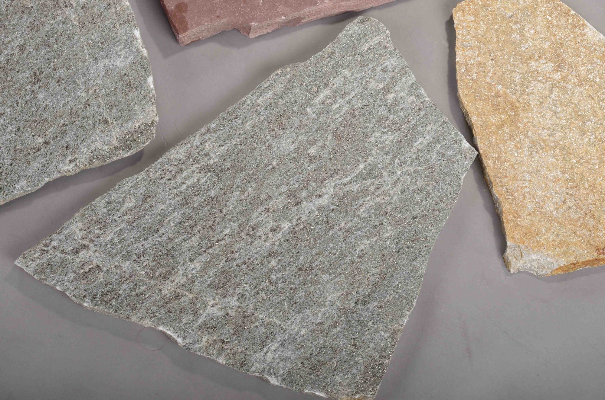 Плитняк златолит Уральский для цоколя, отмостки купить в Альметьевске