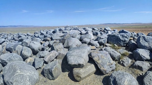 ландшафтные валуны серые